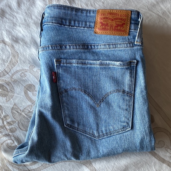 Levi’s 711 Skinny Light Wash Distressed Jeans - Picture 7 of 8